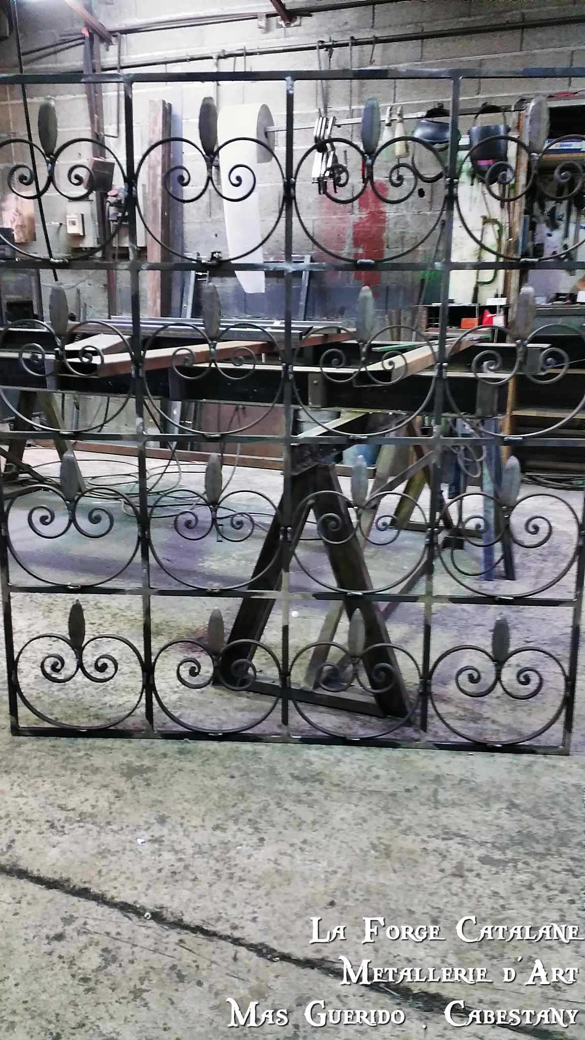 grille motif volute coeur et flames forge catalane.jpg